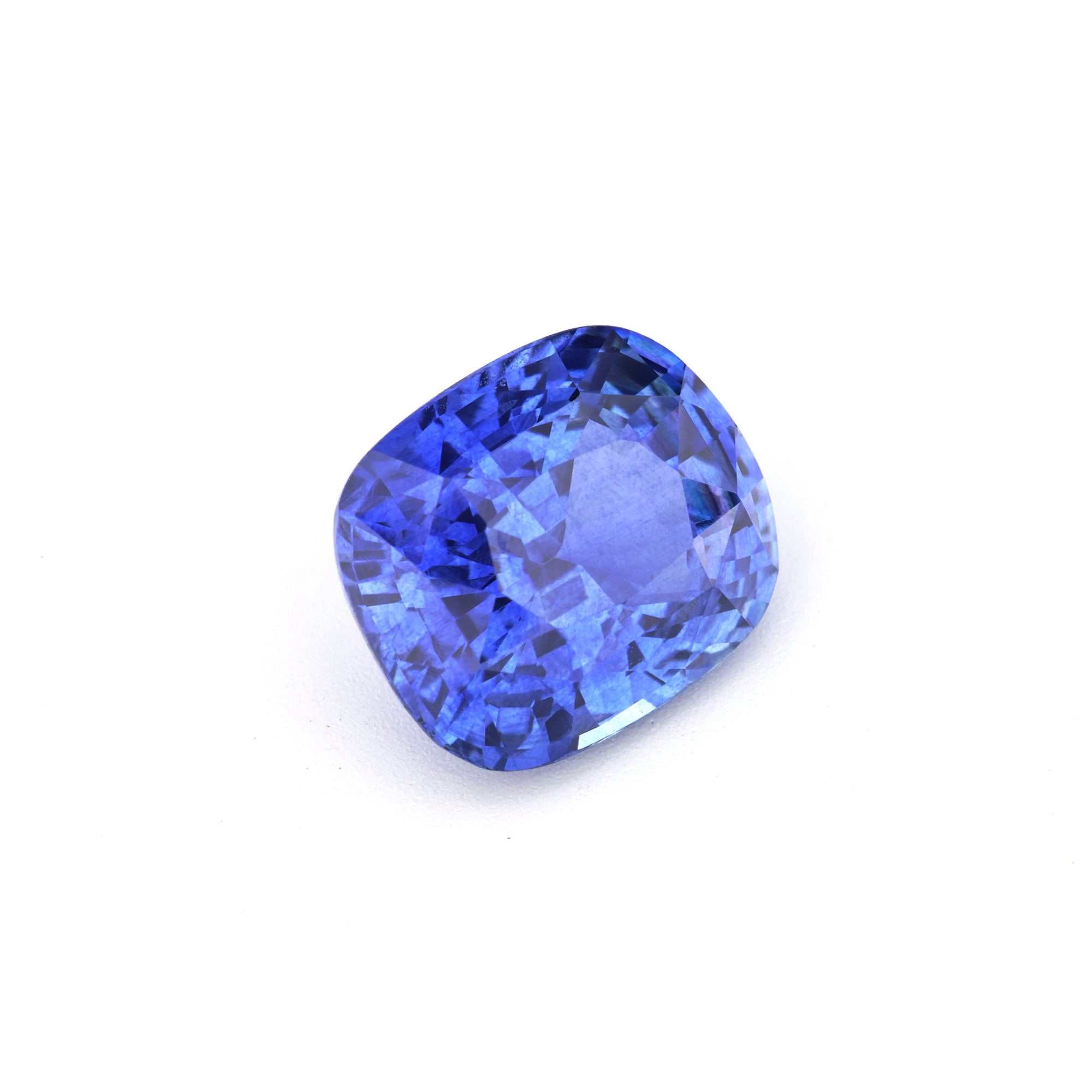 2.68ct cornflower blue sapphire with exceptional clarity and brilliance for luxury jewelry designs