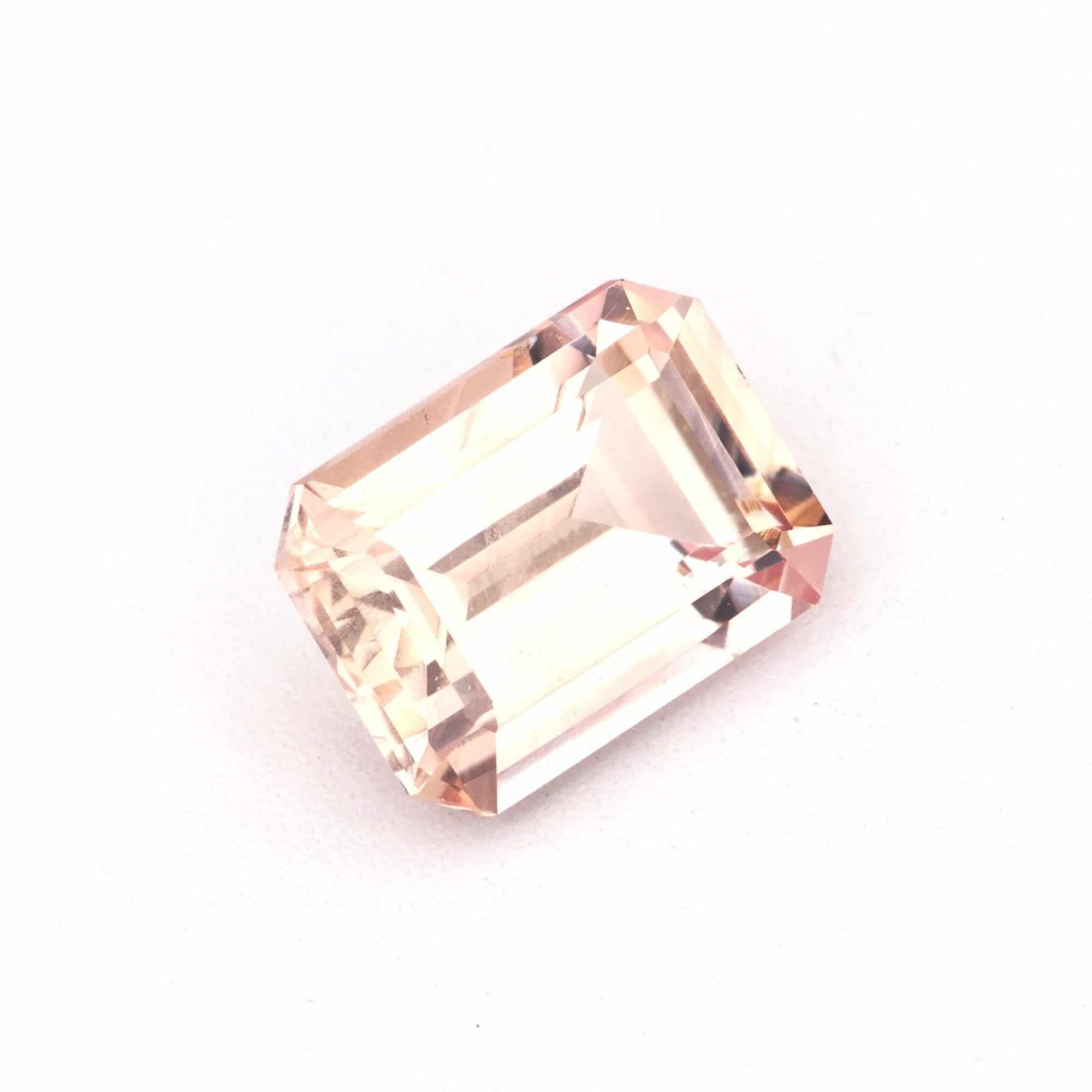 0.61 Ct unheated peach sapphire gemstone with warm delicate peach hue and brilliant cut