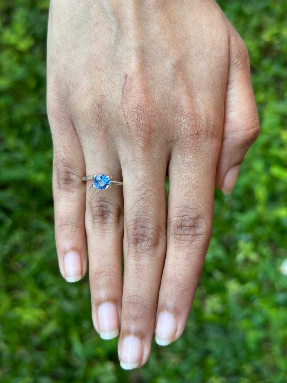 0.87 ct round natural blue sapphire with brilliant cut and deep blue color