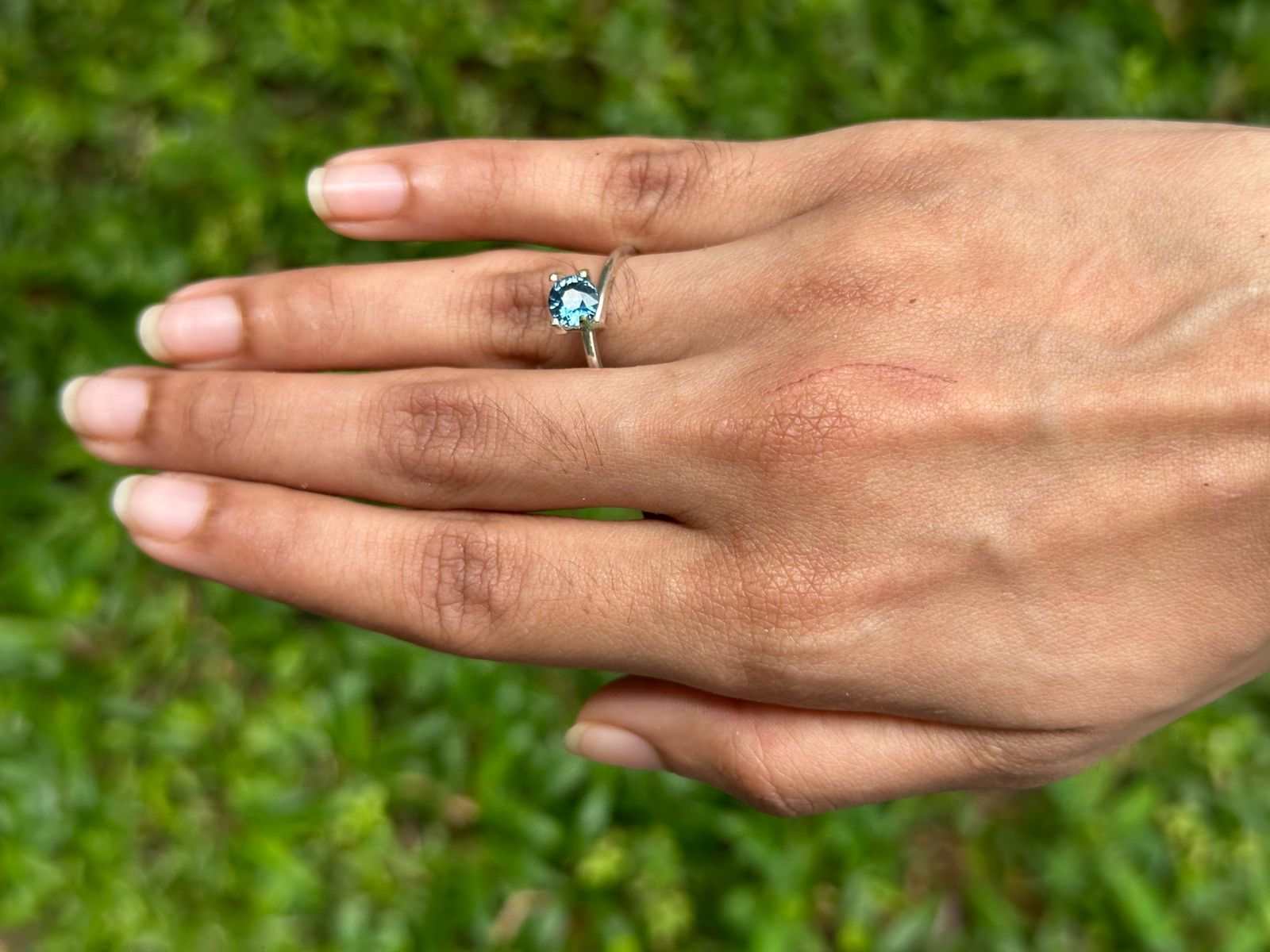 1.08 ct unheated teal sapphire gemstone with natural blue-green color and brilliant cut