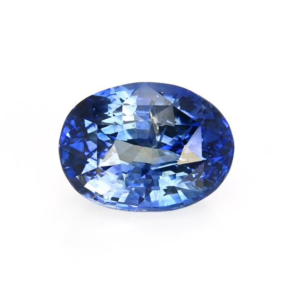 4.99 ct bi-color sapphire with distinctive white color band and excellent transparency