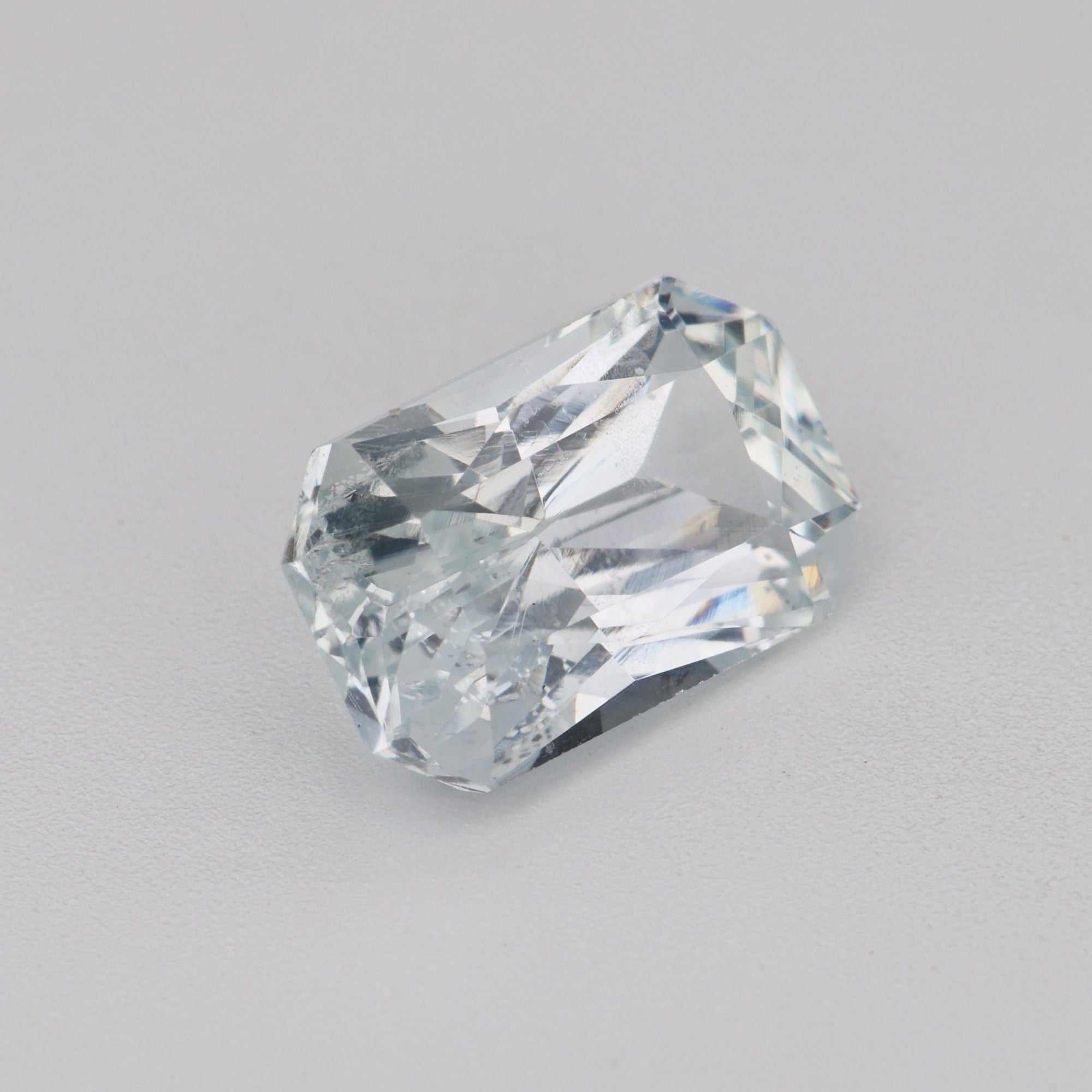 1.73 ct colorless white sapphire gemstone with brilliant clarity and sparkle for elegant jewelry designs