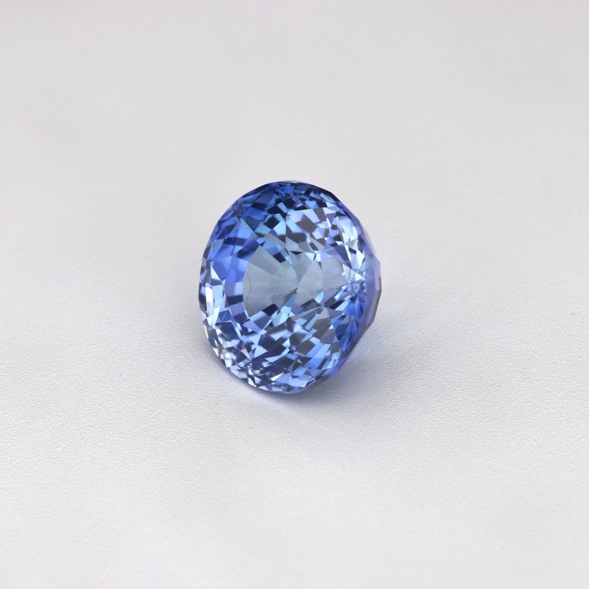 1.75 ct heated blue Ceylon sapphire, round cut, GIA certified, close-up view