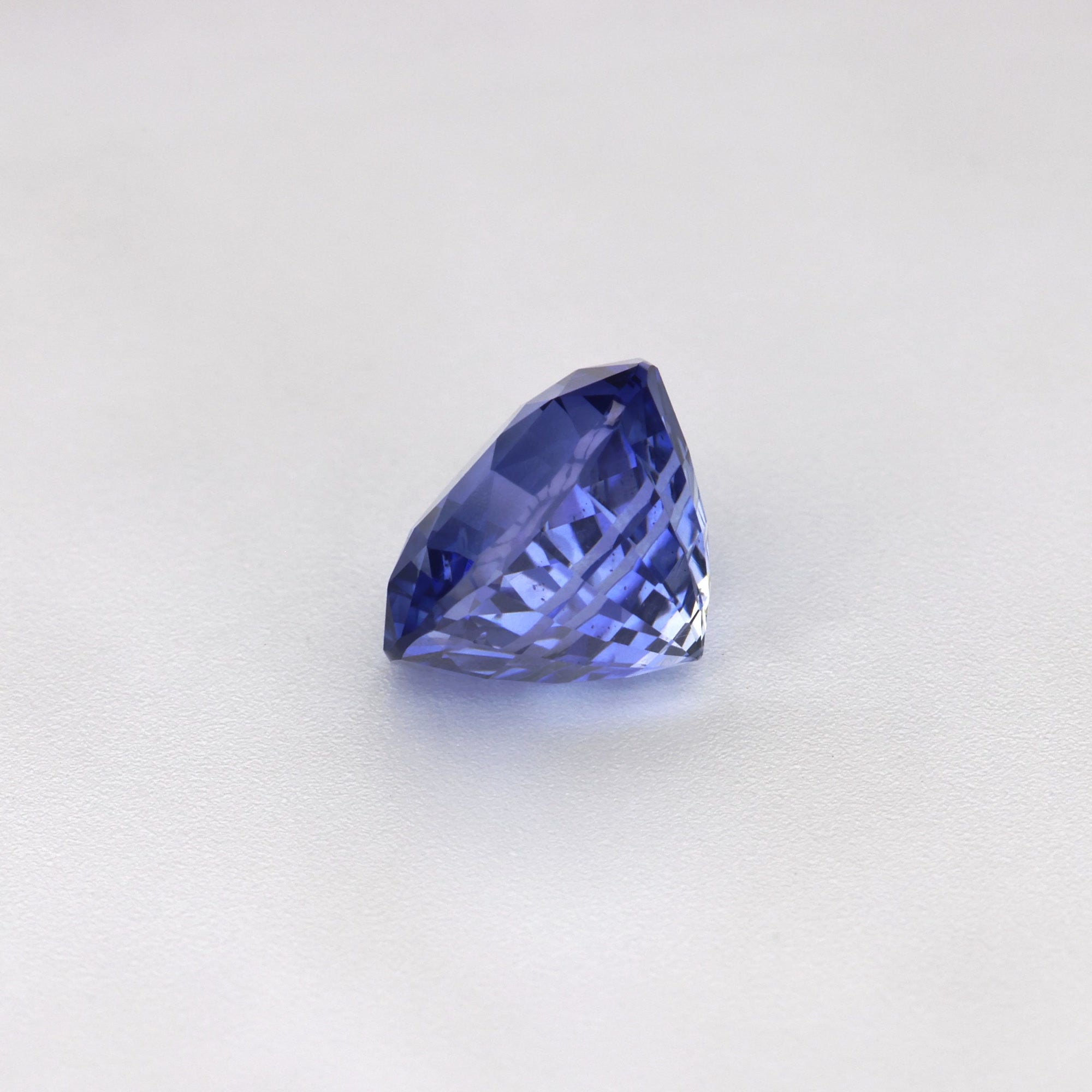 1.75 ct heated blue Ceylon sapphire, round cut, GIA certified, side view