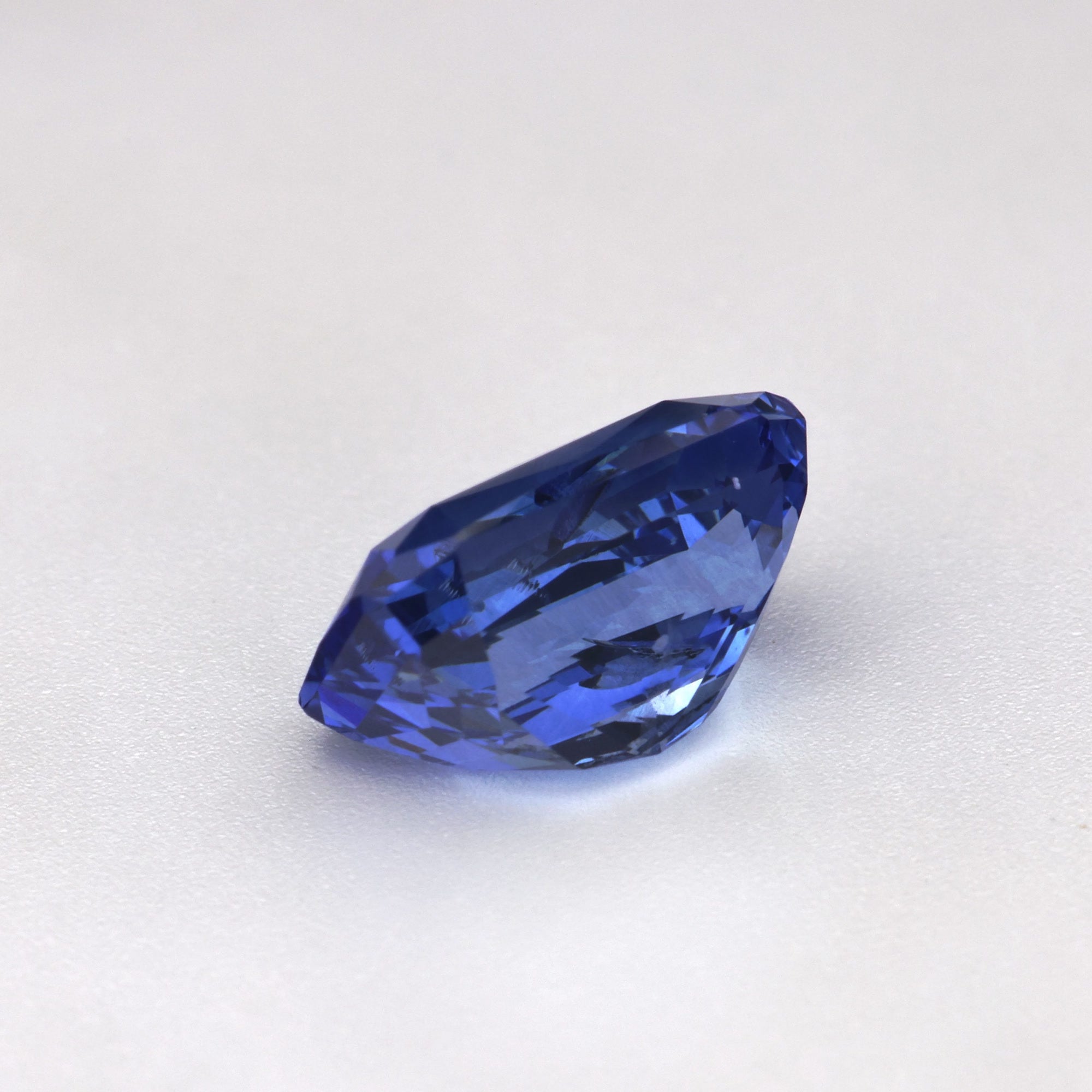 2.05 ct heated blue Ceylon sapphire, radiant cut, GIA certified, side view