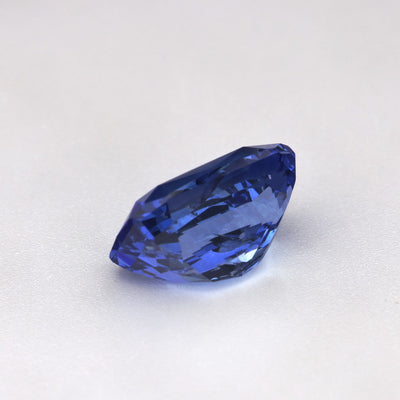 2.05 ct heated blue Ceylon sapphire, radiant cut, GIA certified, side view