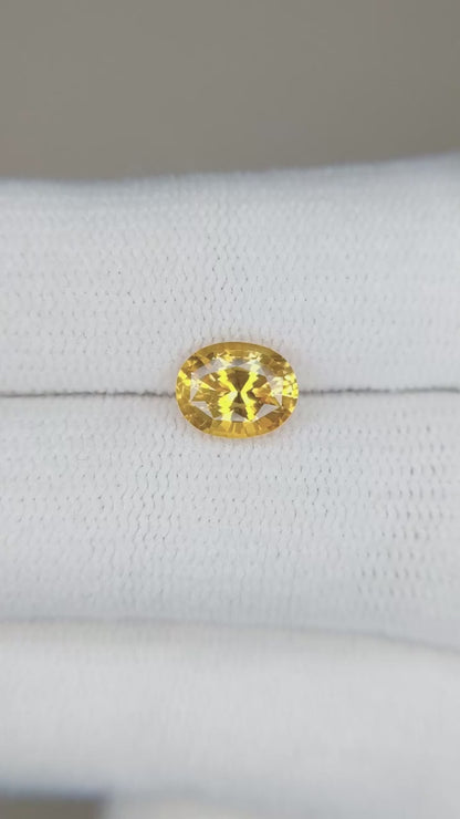 1.52 ct  vivid Yellow Sapphire