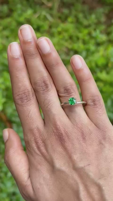 1.01 ct vivid green tsavorite garnet video showing sparkle and clarity under light