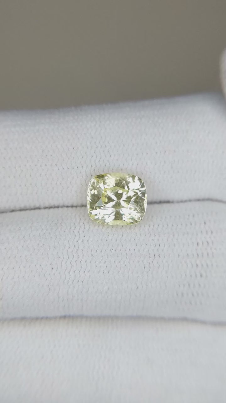 2.48 ct pale Yellow Sapphire ~ Untreated ~ GIA