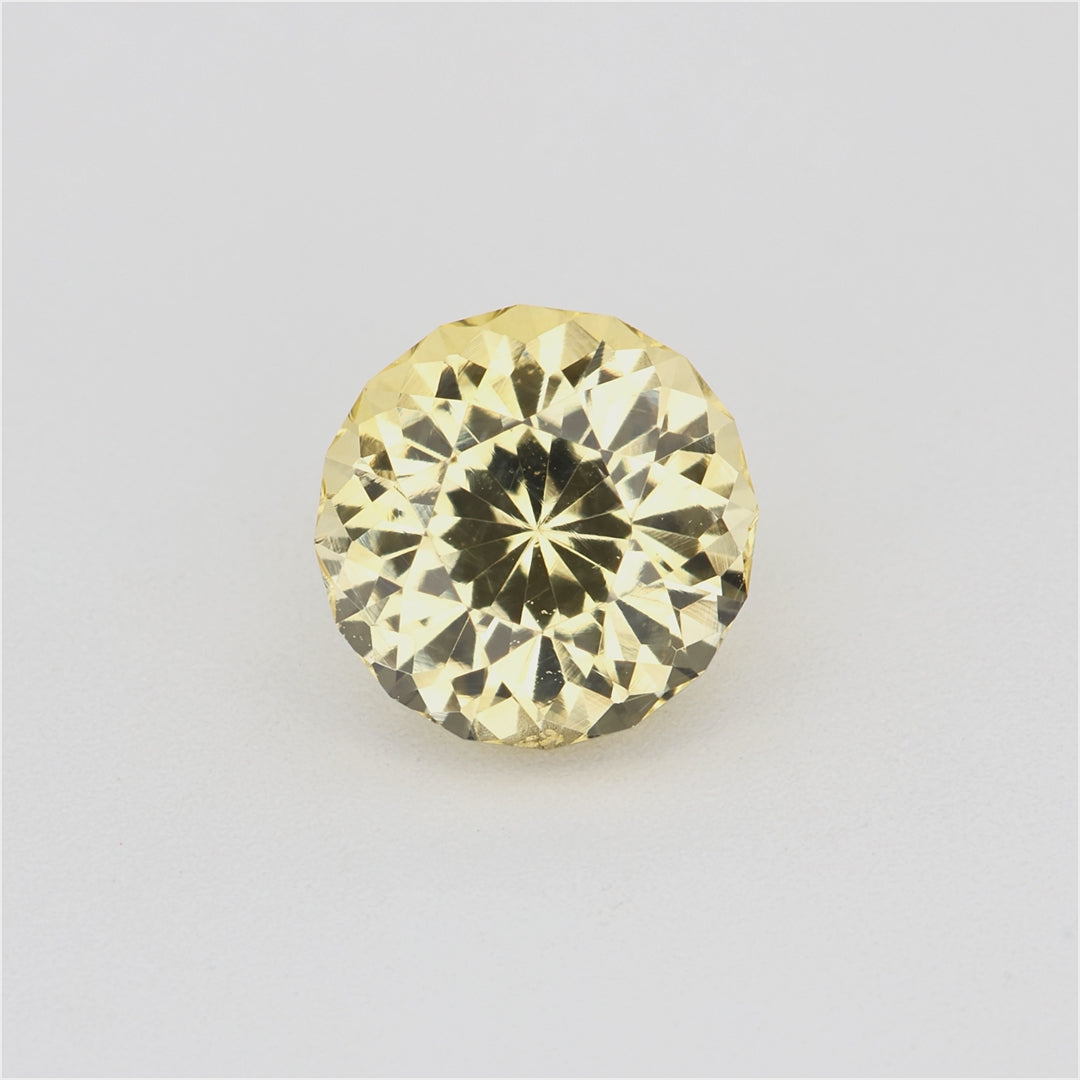 1.07 ct round unheated yellow sapphire rotating to show golden hue and brilliance